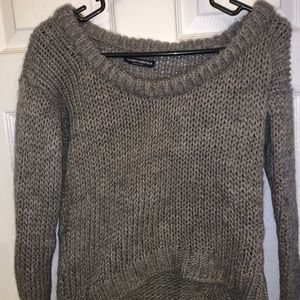Cropped knitted brandy sweater.